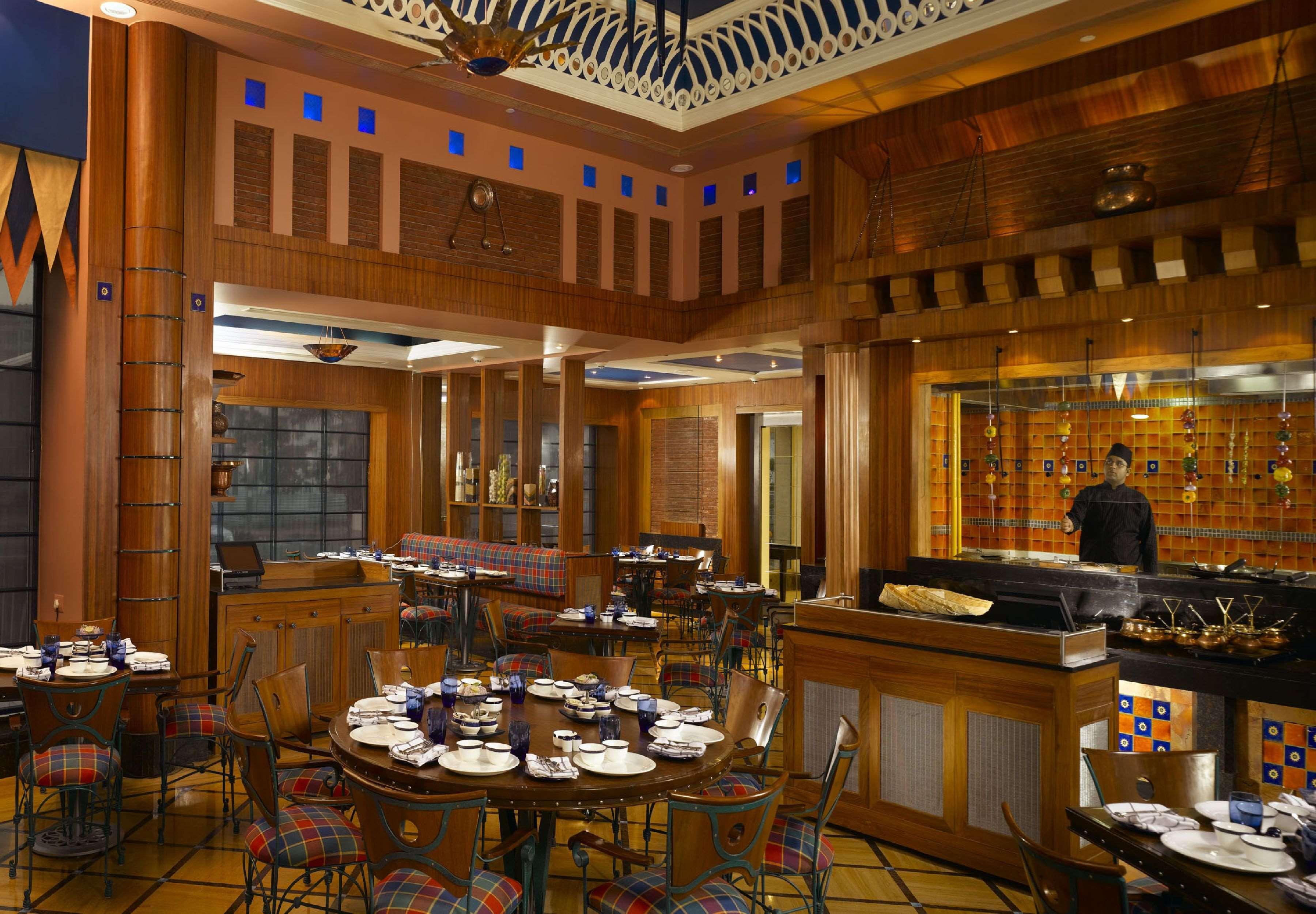 Hotel Park Plaza Gurgaon Restaurant foto The interior of the restaurant