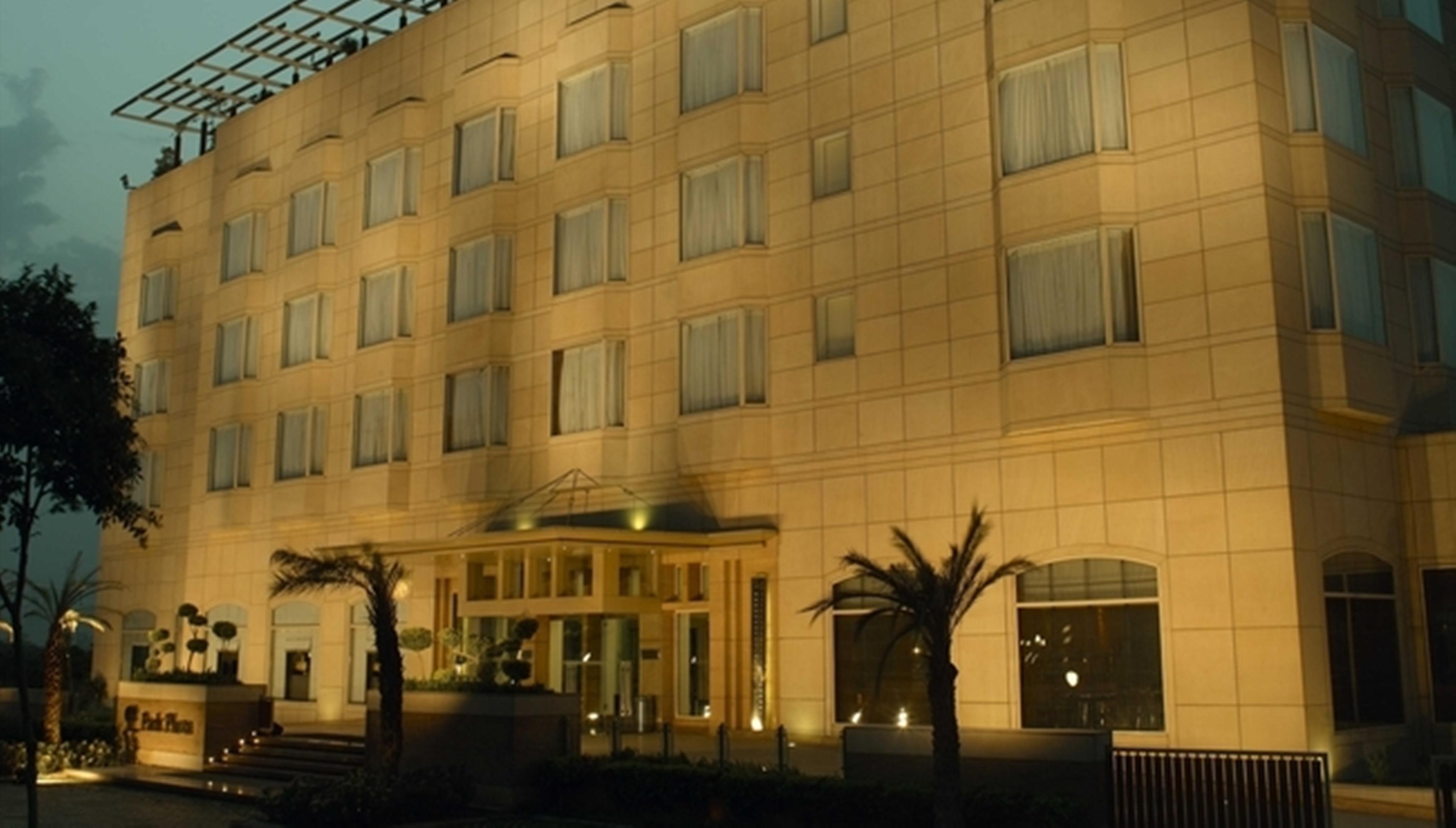 Hotel Park Plaza Gurgaon Exterior foto The hotel at night