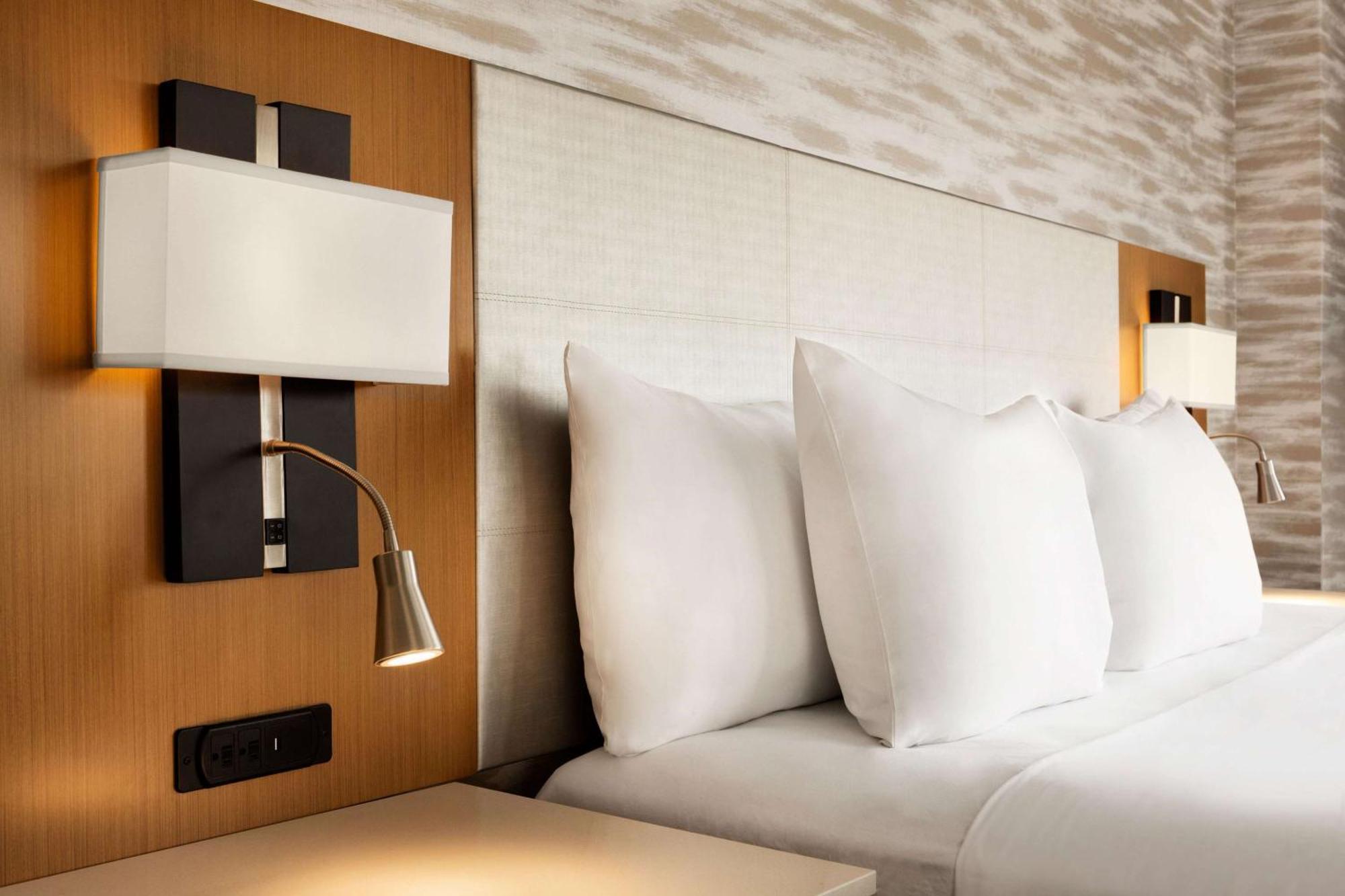 Hotel Park Plaza Gurgaon Exterior foto A bed with a headboard