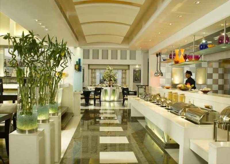 Hotel Park Plaza Gurgaon Restaurant foto The buffet at the hotel