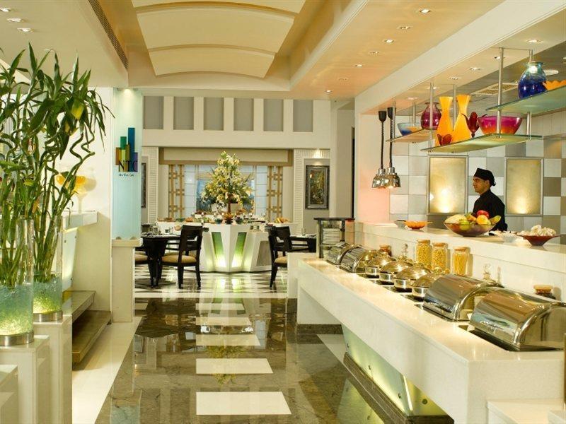 Hotel Park Plaza Gurgaon Exterior foto The buffet at the hotel