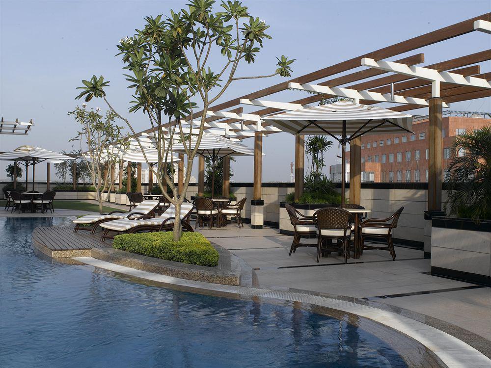 Hotel Park Plaza Gurgaon Einrichtungen foto The pool at the Taj Bengal